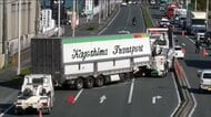 「連結外れた」トレーラーが立ち往生…5時間にわたり道路ふさぐ　ケガ人なし　佐賀・基山町