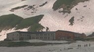 立山室堂の残雪が赤く染まる　「赤雪」現象、今年は例年以上の広がり「ここ数年では一番」　観光客や登山者からの問い合わせが相次ぐ