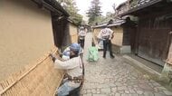 武家屋敷跡で土塀を雪から守る「こも」外し…金沢が少しずつ春の装いに！