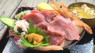 ウニやマグロ等が山のように…特上でも2000円を切る海鮮丼に行列の居酒屋 ハイコスパの理由は大将の「意地とプライド」