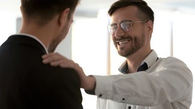 「がんばれよ」と背中をたたくのもダメ? 日本と異なる世界のパワハラの捉え方