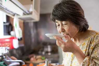 認知症は“おふくろの味”で分かる? たまの帰省だから気づきたい高齢の親の「変化のサイン」