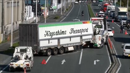 「連結外れた」トレーラーが立ち往生…5時間にわたり道路ふさぐ　ケガ人なし　佐賀・基山町