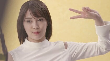 広瀬すず、肩見せ白ワンピ姿で魅了　瞳にチカラ込め…決めのVポーズ再演も照れ笑い