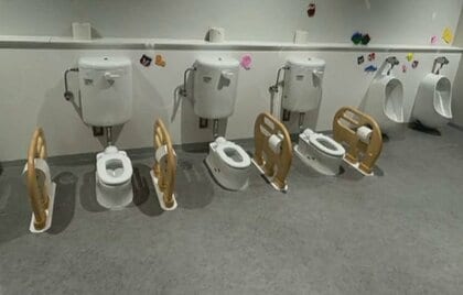 「仕切りもなくて丸見え」万博会場内の“子ども用トイレ”写真が物議…専門家「混雑の中でなく、数家族で使えるなら」