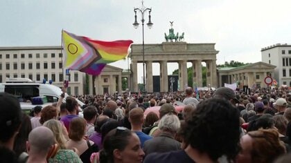 ドイツの首都ベルリンでテロ30人死傷　性的マイノリティー数十万人のイベントに車突入　イスラム過激派の男を射殺