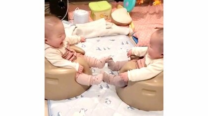 双子の赤ちゃんが向かい合わせでキャッキャッ！何がそんなに楽しかったの？“癒やし”しかない状況を母親に聞いた