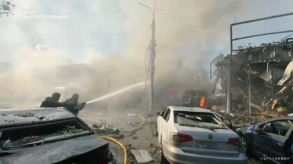 ロシア軍がウクライナ東部を攻撃、100人超が死傷　ゼレンスキー大統領が非難「商業施設の近くにいただけの人々を殺害」