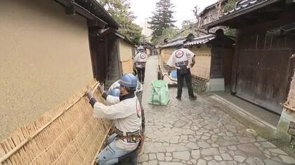 武家屋敷跡で土塀を雪から守る「こも」外し…金沢が少しずつ春の装いに！