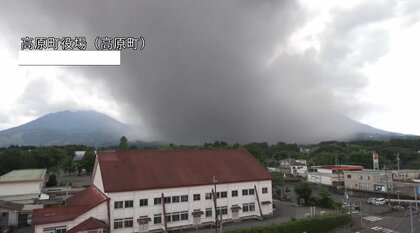 黒い噴煙が情報カメラに迫る 霧島連山・新燃岳が7年ぶり噴火 噴煙は500