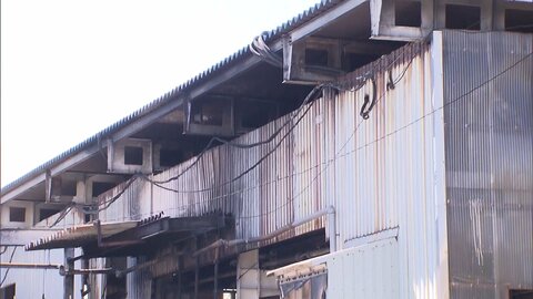 埼玉・羽生市の工場敷地内で火事　従業員おらずけが人なし　1棟が全焼、工場棟2棟の一部も焼ける