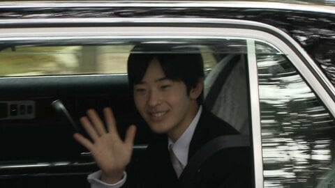 悠仁さま笑顔で手を振られる　京都の明治天皇陵などを参拝　成年式終了を報告　大学の春休み