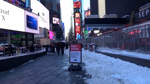 “歴史的大寒波”各地で被害も…死者42人　雪に埋もれた車に悪銭苦闘「2時間かかるかも」　アメリカ