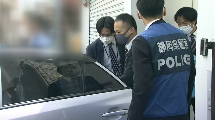 家宅捜索を終えた静岡県警の捜査員(4月10日)