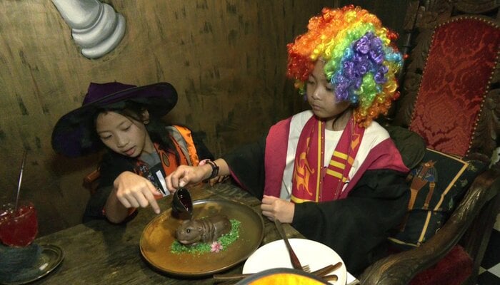 ムーデンケーキを食べる子どもたち