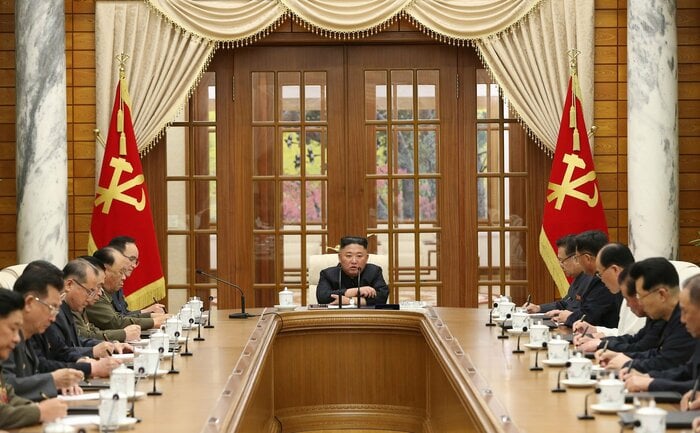 6月4日朝鮮労働党政治局会議に出席して約1カ月ぶりに姿を見せた金総書記