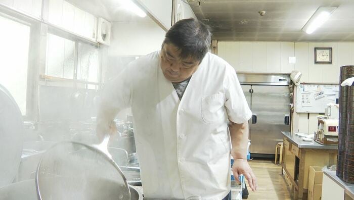 そばをゆでる古田さん