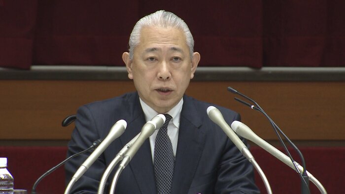 記者とやり取りする澤田康広副学長