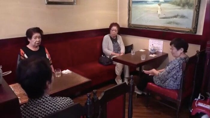 一人ではできないおしゃべりを楽しむ常連客
