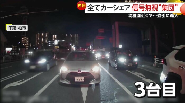 右折レーンから直進する車（画面左）（撮影：損保ときどき生保）