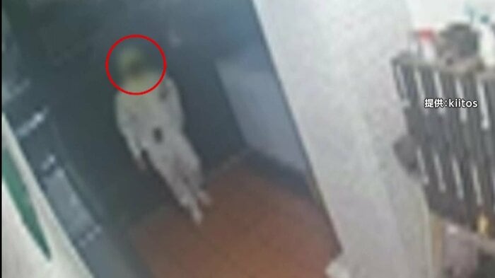 ビルに入る不審者