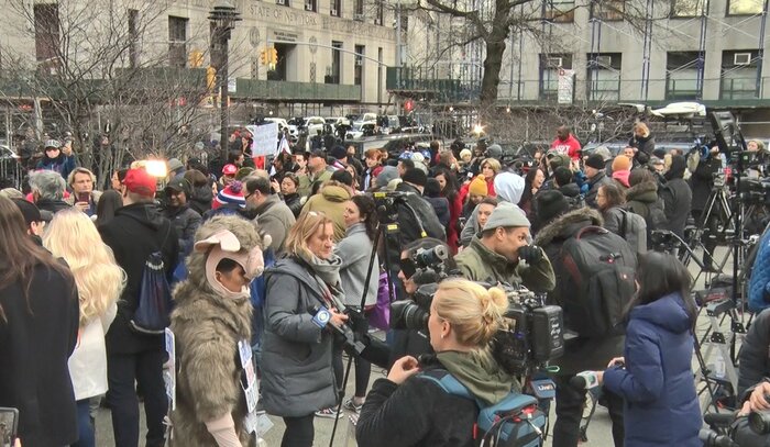 トランプ支持者の集会はメディアの方が参加者より多い状態に