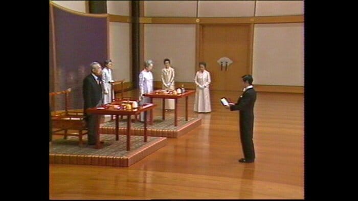 「朝見の儀」で昭和天皇の前で挨拶をする陛下(当時浩宮さま) 1980年