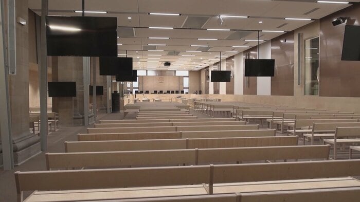 パリ同時多発テロ公判の法廷 大人数収容のため仮設された