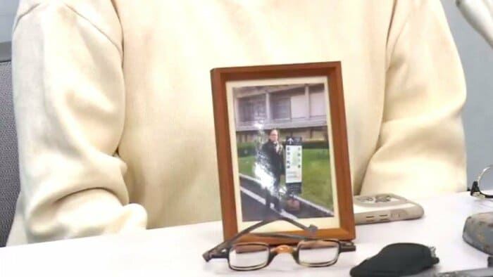 夫の写真と共に記者会見した雅子さん(2月6日)