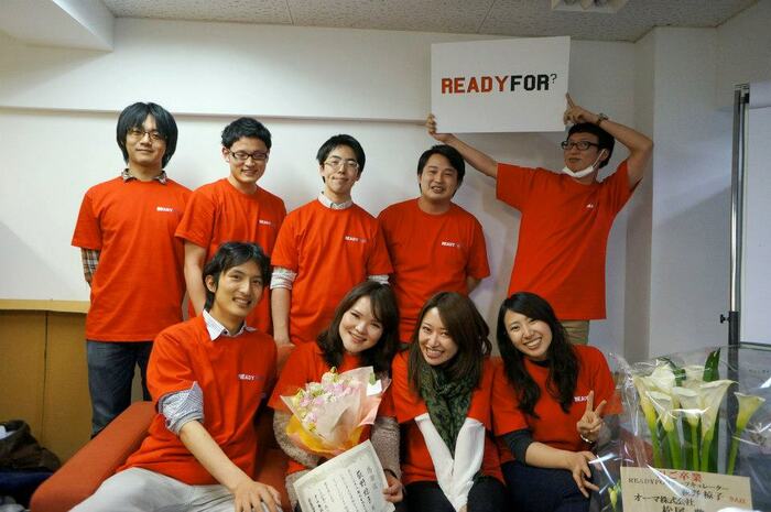 「READYFOR」立ち上げ当時 (2012年) 前列右から2番目が米良さん