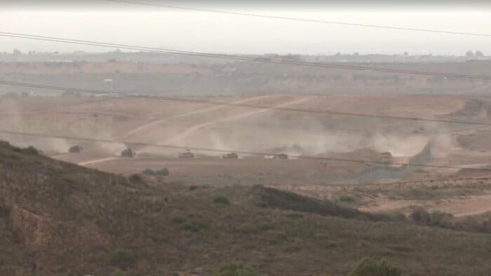 ガザとの境界線を越えて進軍するイスラエル軍(11月12日)