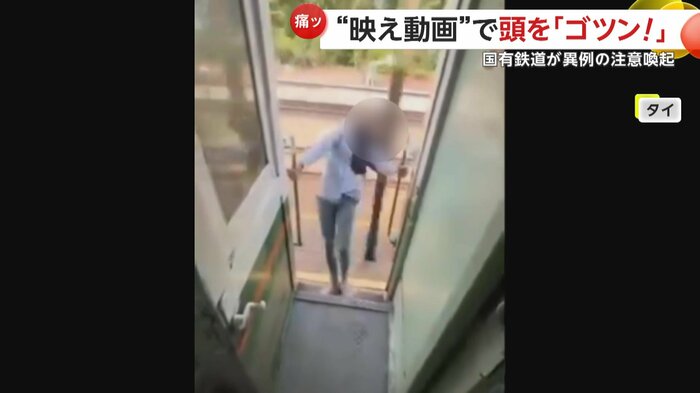 列車から思い切り身を乗り出す人物(タイ国営鉄道のSNSより)
