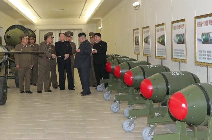 火星11A(KN-23)短距離弾道ミサイル(左上)と火山31“戦術核弾頭”(右)