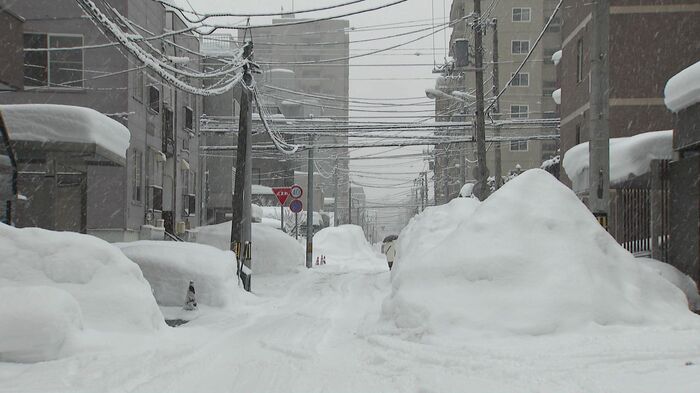 大雪で道幅が狭くなった生活道路