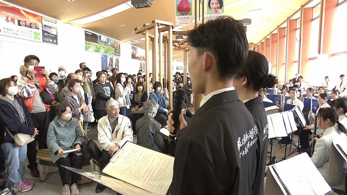 JR秋田駅で行われた100日前イベントの様子（4月）
