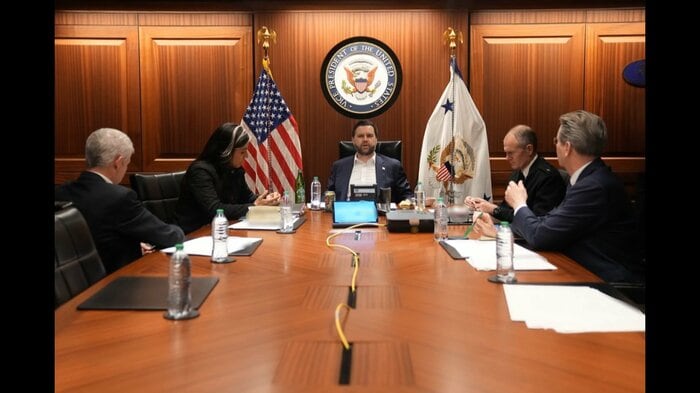 バンス副大統領はホワイトハウスで状況を見守った