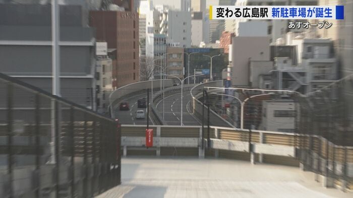 奥にある道路が“駅西高架橋” 奥へ向かう方向が猿猴川方面 手前へ向かう方向が駅西高架北交差点