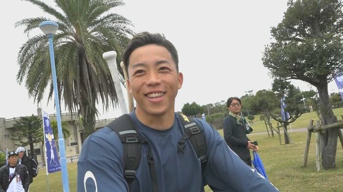 昨年2月の沖縄キャンプ中、笑顔で取材に応じる岡林
