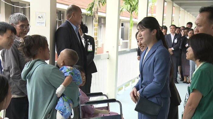 ラオフレンズ小児病院で入院中の男の子に優しく声をかけられた