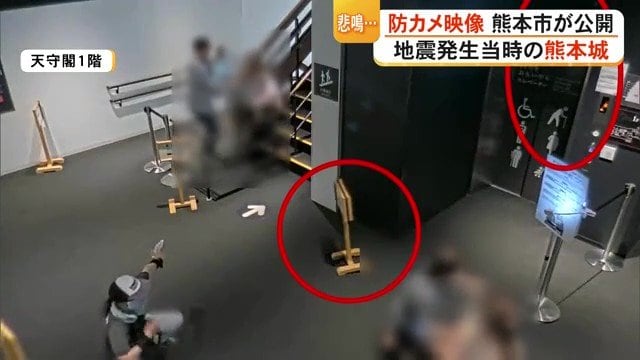 展示物から離れるよう指示するスタッフ