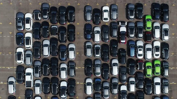 乗り降りのスペースが必要ないので、駐車場の有効活用にもつながる(スタンレーロボティクス社の映像より)