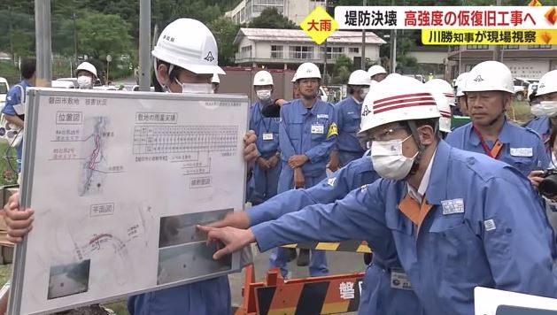 決壊場所を視察する川勝知事(6月6日)