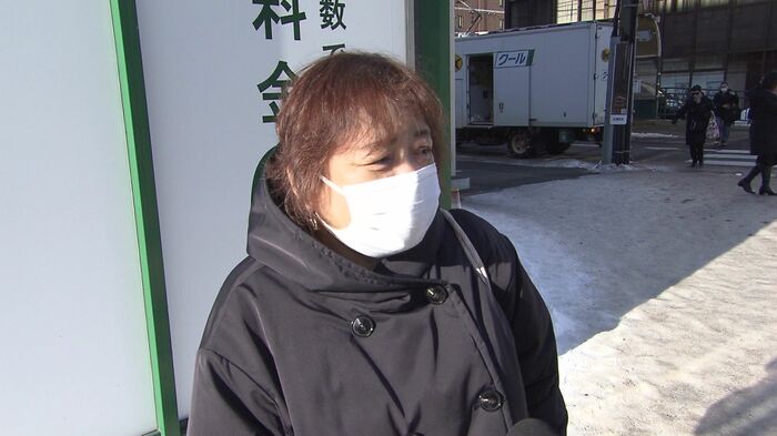 あるものを目印にしている女性