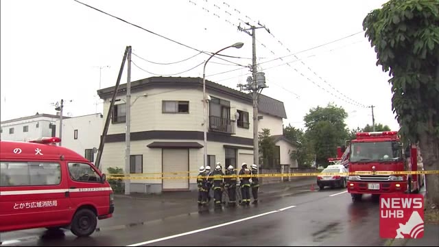 「煙が充満していて中に人が」JR駅近くで住宅火災 ”2階台所”性別不明の遺体...住民の高齢女性か