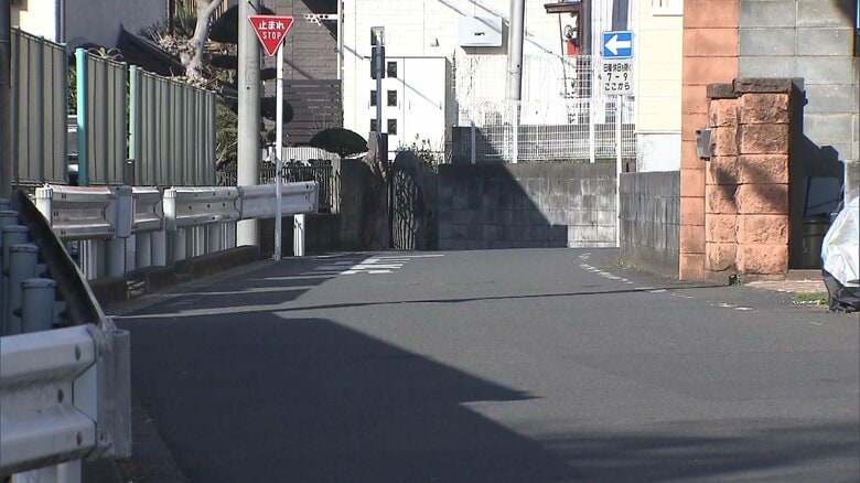 女性が男3人に拳銃のようなもので脅され現金1万円などが入ったショルダーバッグ奪われる…男らは逃走　神奈川・座間市｜FNNプライムオンライン