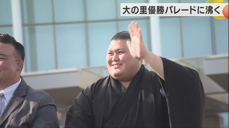 人口の“約3分の2”…大相撲夏場所初優勝の大の里 故郷・石川県津幡町で優勝パレード 約2万5千人沸く｜FNNプライムオンライン