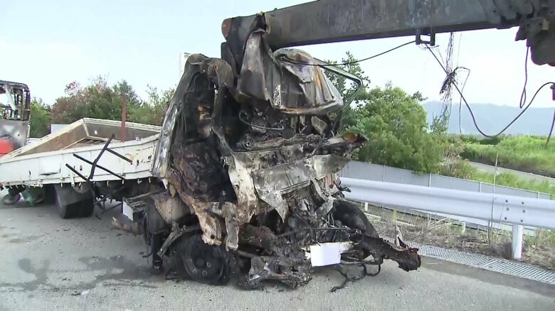 「右にハンドル切ったが…」高速道路でトラックとバスが正面衝突　トラック運転手とバス乗客1人死亡12人重軽傷…トラック所有会社を家宅捜索　徳島・阿波市｜FNNプライムオンライン