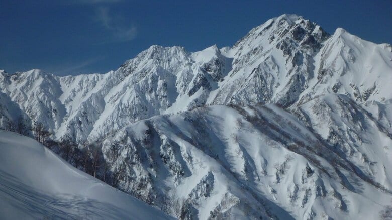 「休憩中に落としたザックを拾いに行ったまま連絡が取れない」ヘリコプターで救助も男性の死亡を確認　北アルプス西遠見山付近で遭難　｜FNNプライムオンライン