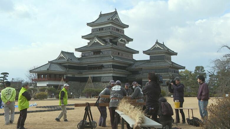 松本城で「しめ縄」づくり　正月に向けて力合わせ　長野・松本市｜FNNプライムオンライン
