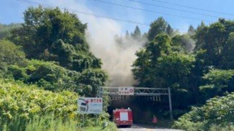 【速報・トンネルでバス炎上】洞爺湖町のチャストンネルでバス炎上…けが人なし_約1時間後に鎮圧〈北海道〉｜FNNプライムオンライン